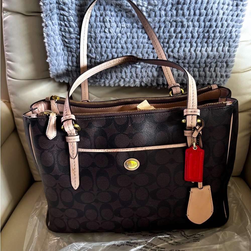 ❤️🎁COACH HANDBAG.. excellent condition. Brown with Coach logo. ❤️LIKE NEW 😎😎😎😎😎